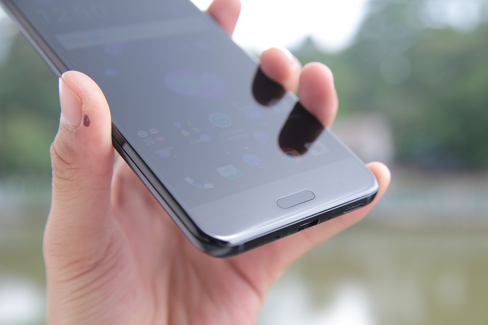 Trên tay điện thoại "bóp" HTC U11 tại Việt Nam - 4