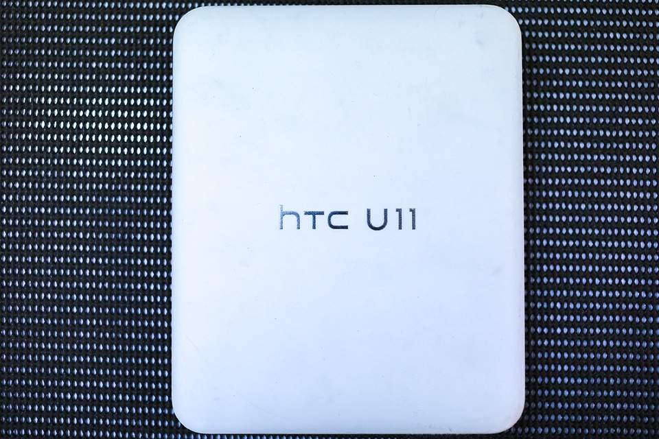Đập hộp HTC U11 màu đỏ mặt trời chính hãng tại Việt Nam - 1 Tương tự các phiên bản màu sắc khác, HTC U11 màu sắc đỏ mặt trời vẫn dùng hộp đựng với tông màu trắng chủ đạo, thiết kế đơn giản và đẹp mắt.