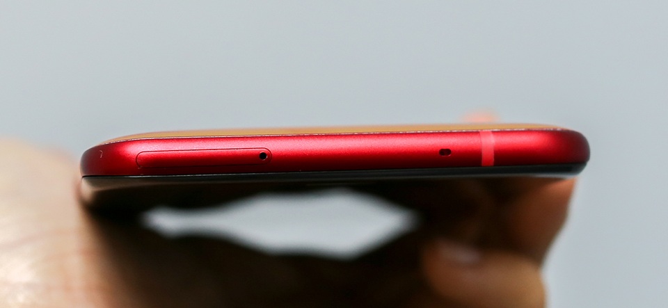 Đập hộp HTC U11 màu đỏ mặt trời chính hãng tại Việt Nam - 5 Ngoài khác biệt trên, máy vẫn sử dụng cấu hình, thiết kế và những tính năng tương tự cũng như giá không đổi, vẫn 16,9 triệu đồng.