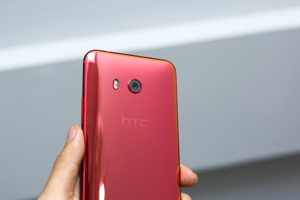 Đập hộp HTC U11 màu đỏ mặt trời chính hãng tại Việt Nam - 10 Ngoài ra, HTC U11 còn gây ấn tượng với camera 12 MP, là một trong những máy ảnh đạt số điểm đánh giá cao nhất từ trước đến nay của DxOMark trong cả việc chụp hình và quay phim.