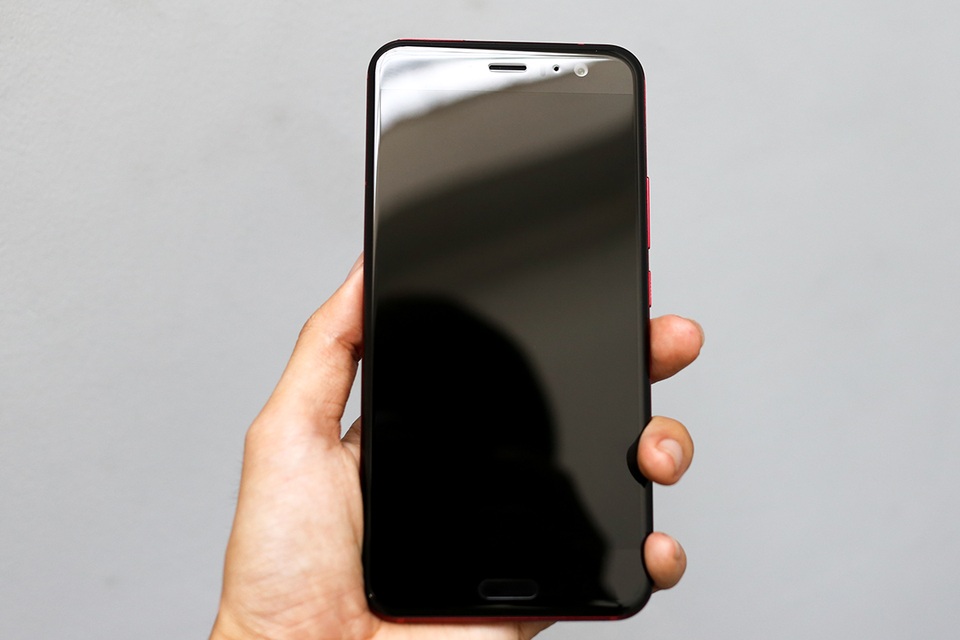 Đập hộp HTC U11 màu đỏ mặt trời chính hãng tại Việt Nam - 7 Điểm tạo khác biệt trong thiết kế U11 đó là tính năng Egde Sense. Người dùng bóp mạnh hoặc nhẹ vào 2 viền sẽ giúp truy cập nhanh đến các tác vụ và những ứng dụng được thiết lập sẵn. Người dùng cũng có thể thiết lập các ứng dụng khác, phù hợp với nhu cầu sử dụng.