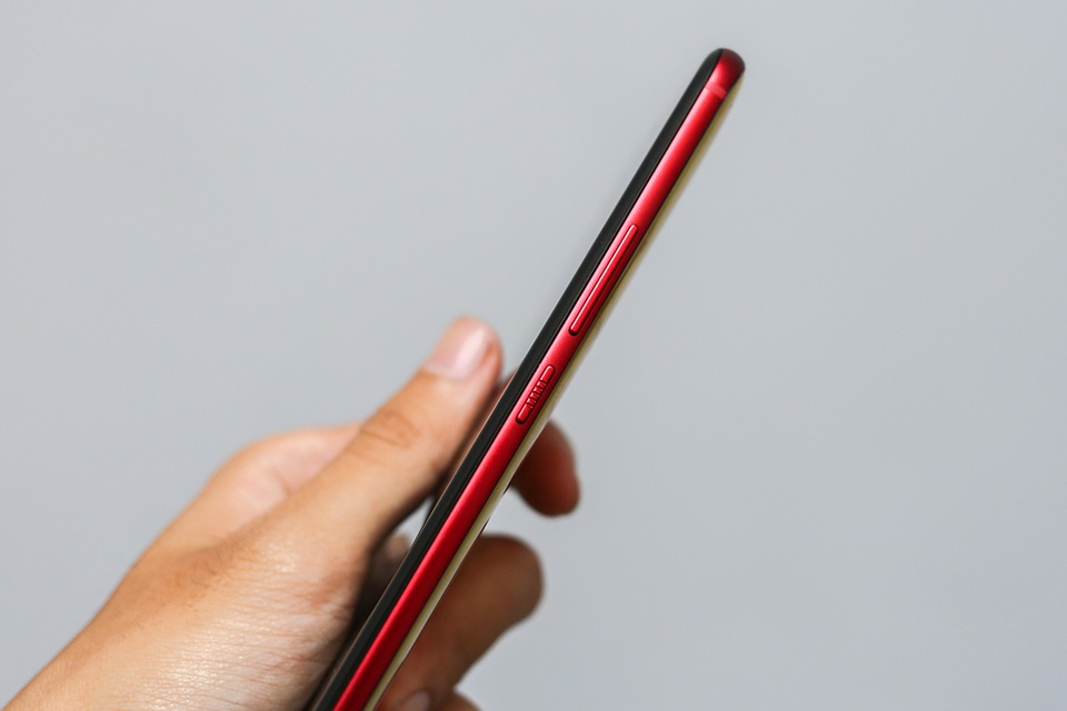 Đập hộp HTC U11 màu đỏ mặt trời chính hãng tại Việt Nam - 8 HTC sử dụng các cảm biến trang bị bên trong U11 sẽ cảm nhận được lực do người dùng bóp vào, tùy vào lực bóp để thực hiện các tác vụ đã thiết lập. Đây được xem là mẫu smartphone đầu tiên trên thế giới tích hợp tính năng này.