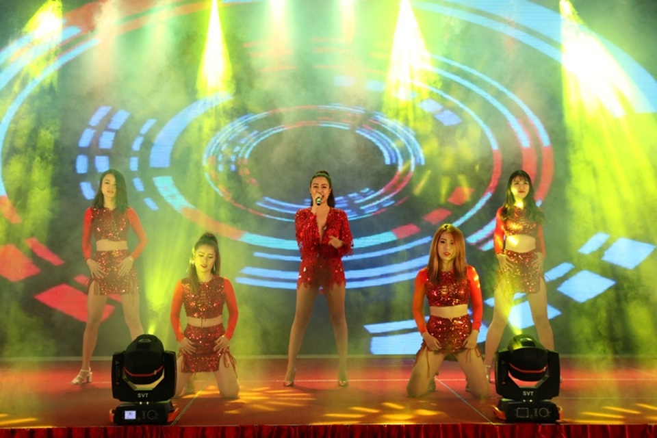 Nữ ca sĩ “đốt cháy” sân khấu với 3 ca khúc: Rung động, Im gonna break và Just you.