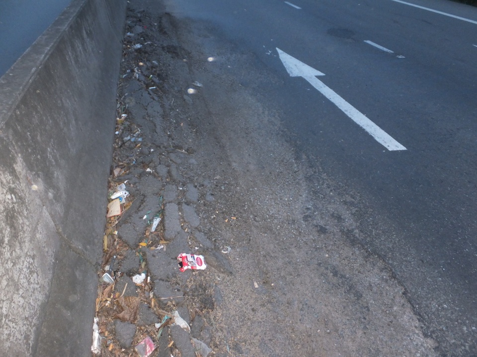 Tuyến tránh Cai Lậy hư hỏng, Tổng cục Đường bộ yêu cầu khẩn trương sửa chữa - 1 Mặt đường quốc lộ 1 đoạn qua thị xã Cai Lậy mới nâng cấp sửa chữa nhưng đã bị hư hỏng (ảnh: Nguyễn Vinh)