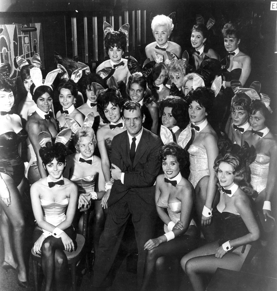 Cuộc sống "thú vị" của Tổng biên tập tạp chí Playboy qua ảnh - 1
Hugh Hefner bên các người mẫu Playboy trong hộp đêm của ông vào năm 1962