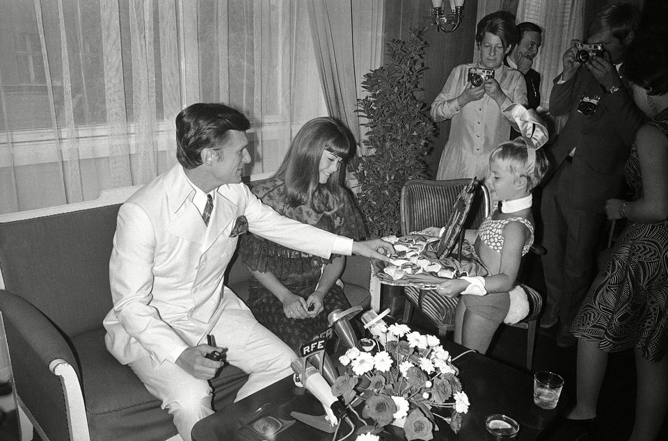 Cuộc sống "thú vị" của Tổng biên tập tạp chí Playboy qua ảnh - 10
Hugh Hefner và bạn gái Barbara Benton được mời ăn kẹo khi tới Tây Đức năm 1969 quay phim What Is A Nice Girl Like You Doing In This Business