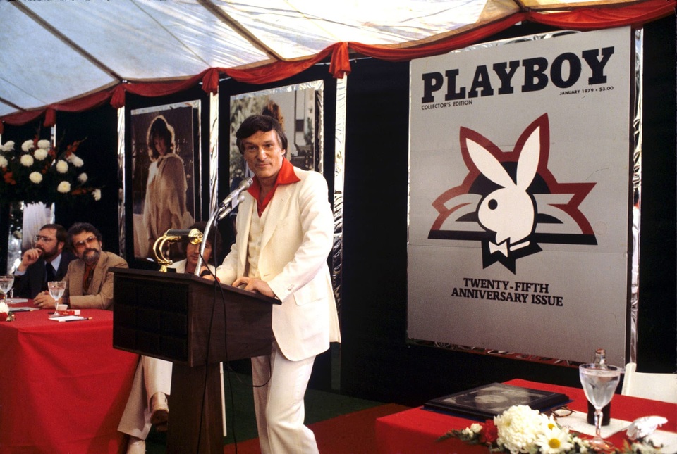 Cuộc sống "thú vị" của Tổng biên tập tạp chí Playboy qua ảnh - 11
Hefner phát biểu nhân dịp kỷ niệm 25 năm tạp chí Playboy - năm 1979