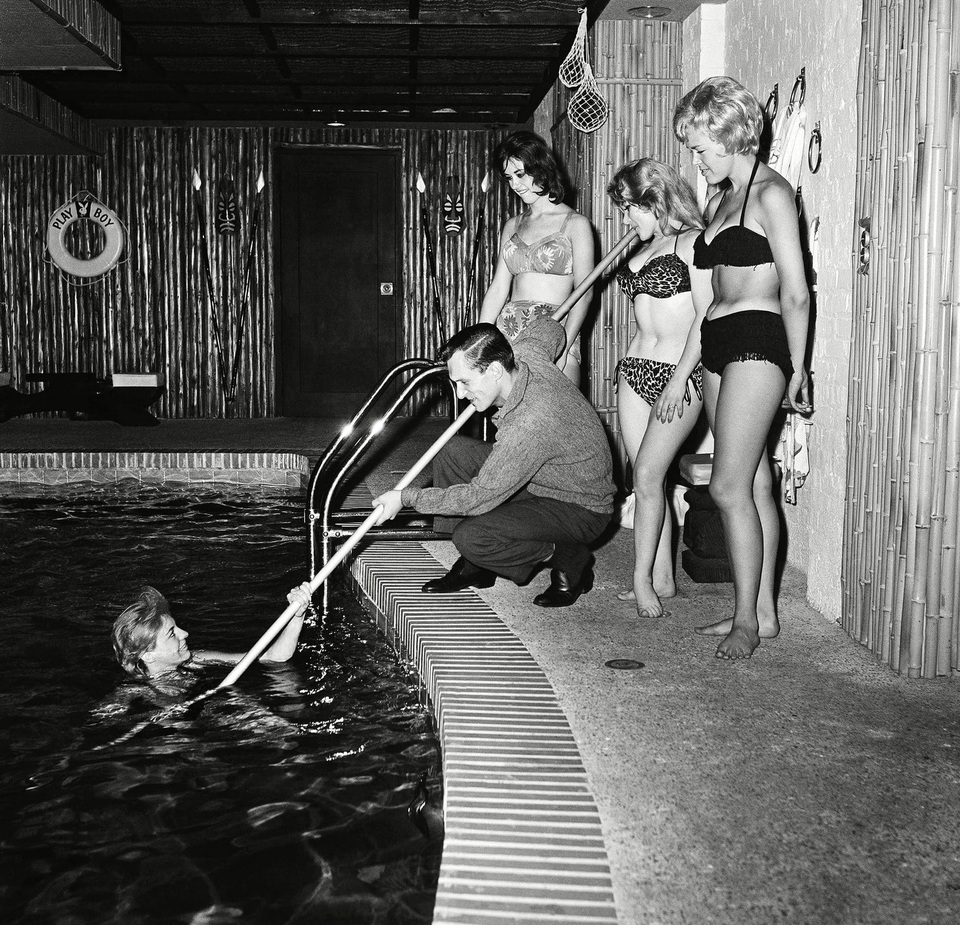 Cuộc sống "thú vị" của Tổng biên tập tạp chí Playboy qua ảnh - 4
Hugh Hefner chơi đùa với các người đẹp trong căn hộ của ông ở Chicago năm 1961