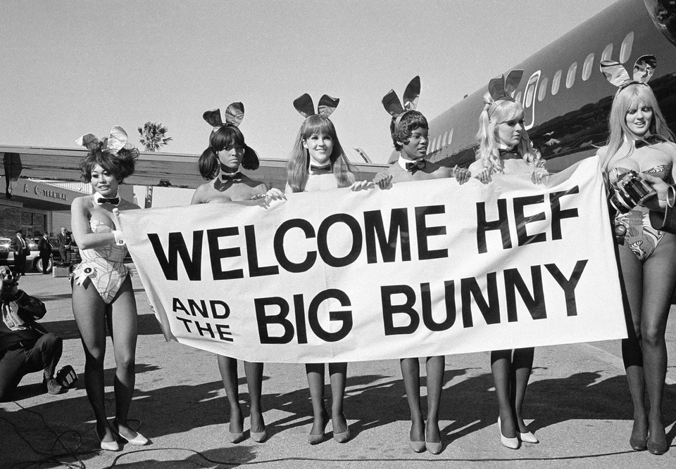 Cuộc sống "thú vị" của Tổng biên tập tạp chí Playboy qua ảnh - 8
Hugh Hefner xuống máy bay sẽ có nguyên dàn người đẹp đứng chờ đón như thế này