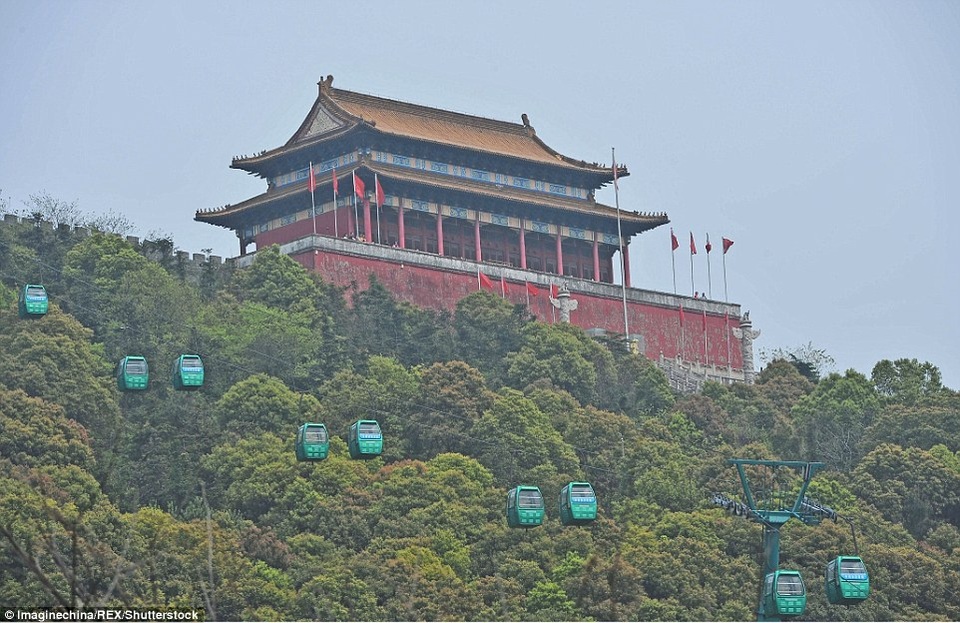Chuyện kỳ lạ xung quanh ngôi làng giàu nhất Trung Quốc - 5 Công viên mô phỏng những công trình giải trí nổi tiếng thế giới