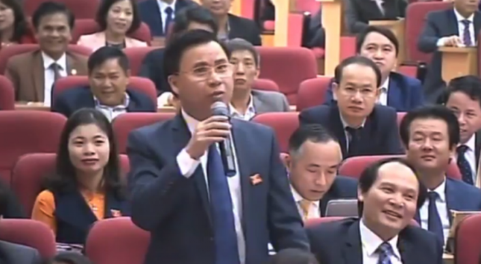 Chủ tịch huyện hiến kế mở đường riêng cho... trâu bò - 3 Đại biểu Lê Ngọc Huấn, Chủ tịch UBND huyện Hương Khê thì hiến kế nên mở đường riêng cho trâu bò.