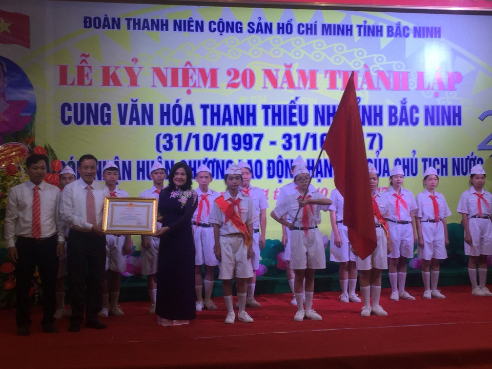 Thừa ủy quyền của Chủ tịch Nước, Phó Bí thư Tỉnh ủy Bắc Ninh Nguyễn Thị Hà trao Huân chương Lao động Hạng Ba cho Cung Văn hóa TTN tỉnh Bắc Ninh