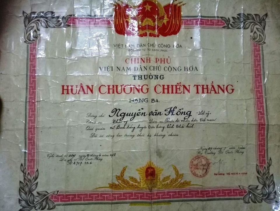 Người lính hy sinh hơn 60 năm chưa được công nhận liệt sỹ: Tiếp tục thu thập tài liệu! - 1 Huân chương Chiến thắng hạng 3 do Đại tướng Võ Nguyên Giáp ký ngày 27/7/1962, Theo QĐ số 191 ngày 21/4/1958, đã ghi vào sổ Bộ Quốc Phòng sổ 2757 T.S.6. Trong Huân chương kháng chiến này có ghi rõ là: “liệt sỹ”.