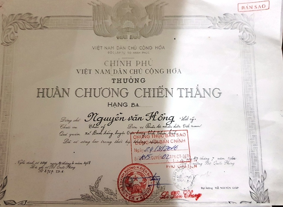 Có một người lính đã anh dũng hy sinh vẫn chưa được công nhận liệt sỹ? - 1 Huân chương Chiến thắng hạng 3 do Đại tướng Võ Nguyên Giáp ký ngày 27/7/1962, Theo QĐ số 191 ngày 21/4/1958, đã ghi vào sổ Bộ Quốc Phòng sổ 2757 T.S.6. Trong Huân chương kháng chiến này có ghi rõ là: “liệt sỹ”.