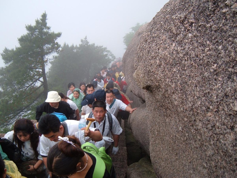 Du khách chen chúc nhau lên núi Hoàng Sơn vào dịp nghỉ lễ