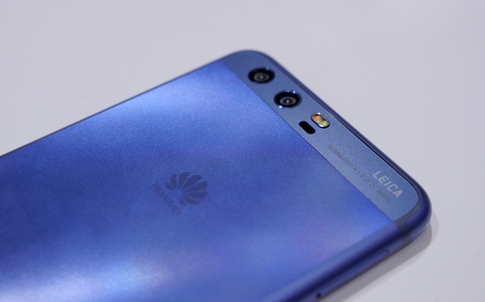 Huawei trình diễn bộ đôi P10, P10 Plus với camera kép ấn tượng lại MWC 2017 - 3
Máy được trang bị ống kính quang học Leica.