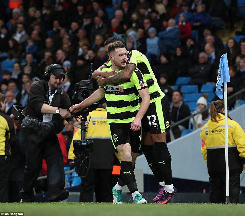 Man City 5-1 Huddersfield: Giá trị của đẳng cấp - 3
Bunn (trái) ăn mừng sau khi ghi bàn mở tỉ số vào lưới Man City