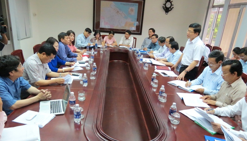 Đánh giá năng lực học sinh trước kỳ thi THPT Quốc gia 2017 bằng thi thử - 1 TS. Phạm Văn Hùng, Giám đốc Sở GD-ĐT tỉnh Thừa Thiên Huế (đứng) nhấn mạnh về việc thi thử của các trường tại Huế triển khai đã giúp cho gia đình học sinh đánh giá năng lực con em mình để có phương án chuẩn bị tốt nhất trong kỳ thi THPT Quốc gia 2017 sắp tới