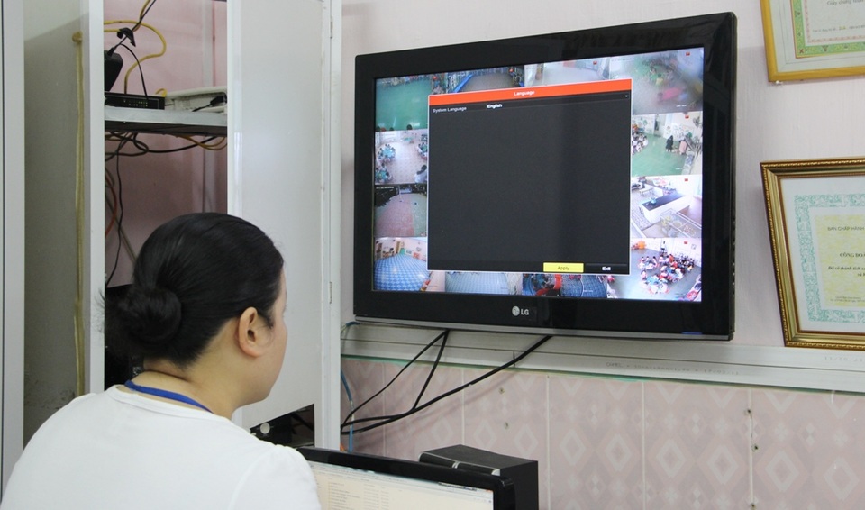 Huế: Lắp camera trong trường mầm non để tránh trẻ bị xâm hại - 1 Trường Mầm non Hoa Mai tiên phong lắp camera cùng với một số trường khác để quản lý việc trẻ em bị xâm hại