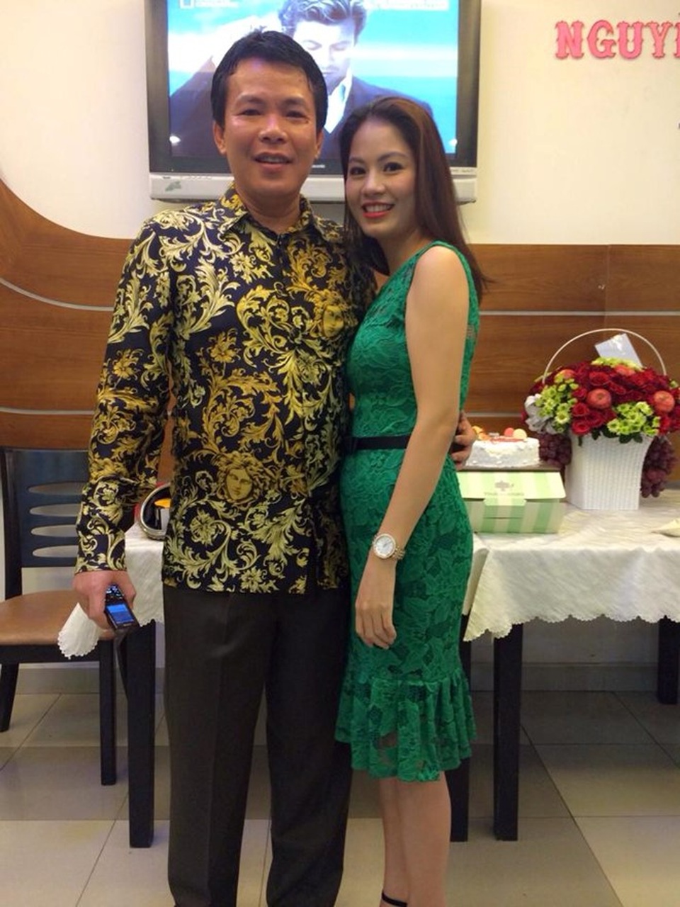 Cuộc sống thăng trầm của dàn diễn viên “Hướng nghiệp” sau 12 năm - 6 Hiện tại, Huệ Minh đã kết hôn và có hai cô con gái nhỏ. Chồng của cô không phải là người hoạt động nghệ thuật nhưng luôn thông cảm và ủng hộ vợ. Ngoài tham gia hoạt động nghệ thuật, cô còn cùng gia đình kinh doanh cửa hàng thực phẩm và các mặt hàng thời trang tại TPHCM.