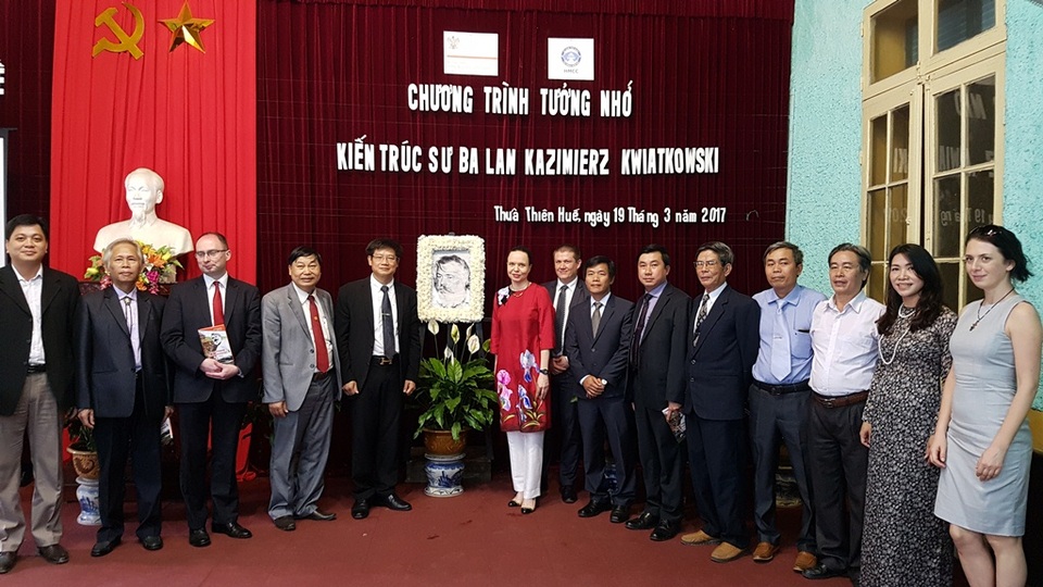 Huế: Tưởng nhớ kiến trúc sư nổi tiếng Kazik - 8 Chụp ảnh tưởng niệm bên chân dung kiến trúc sư Kazik