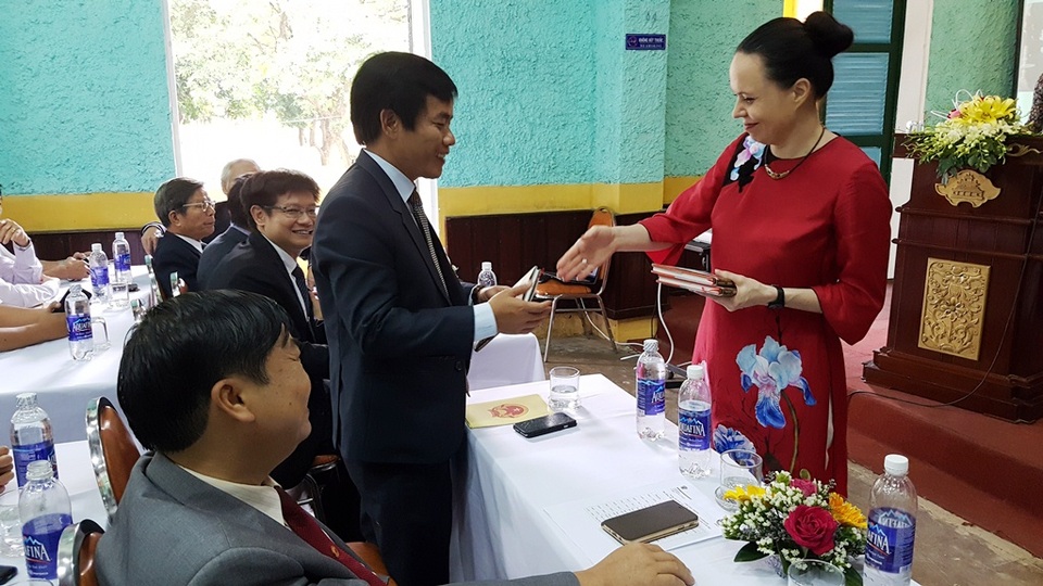 Huế: Tưởng nhớ kiến trúc sư nổi tiếng Kazik - 9 Bà Barbara Szymanowska, Đại sứ Đặc mệnh toàn quyền nước Cộng hòa Ba Lan tại Việt Nam tặng sách về Kazik cho ông Nguyễn Văn Phương, Phó Chủ tịch UBND tỉnh Thừa Thiên Huế