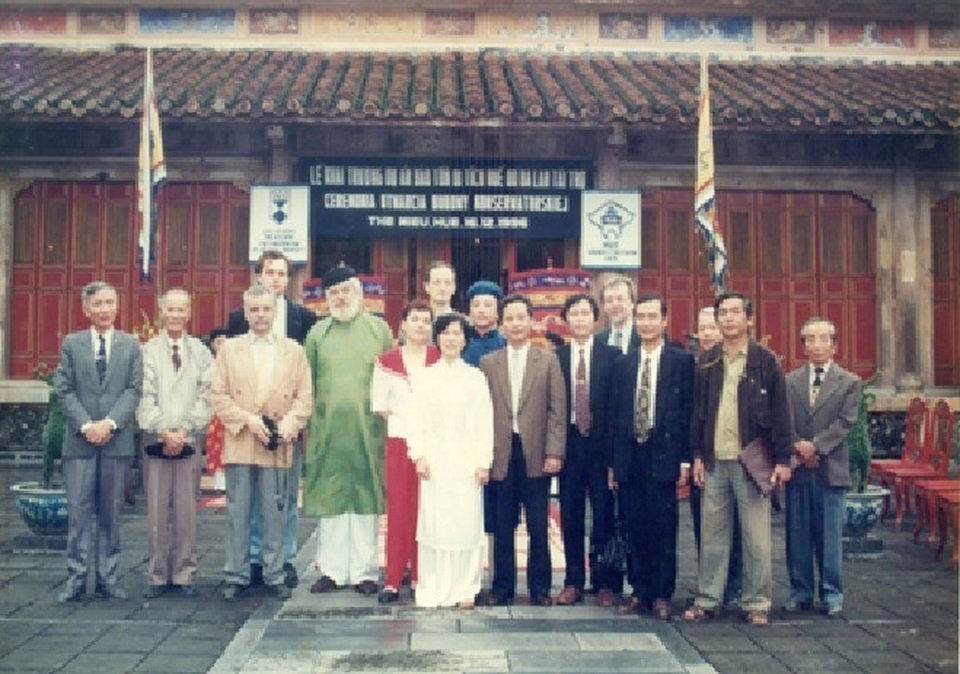 Huế: Tưởng nhớ kiến trúc sư nổi tiếng Kazik - 14 Buổi lễ khởi công dự án trùng tu, tu bổ Thế Tổ Miếu - Đại Nội Huế do Chính phủ Ba Lan tài trợ ngày 16/12/1996 (Ảnh tư liệu do Trung tâm Bảo tồn Di tích Cố đô Huế cung cấp)
