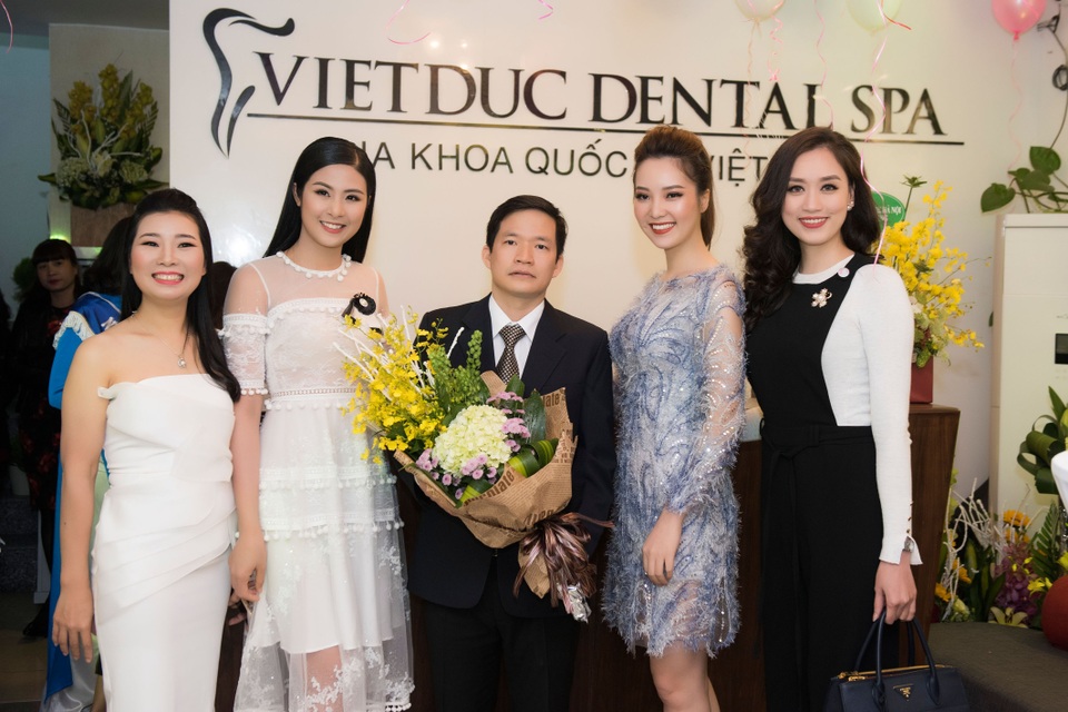 Bác sĩ Việt đầu tiên được trao danh hiệu Kim Cương-Invisalign - 2 Hoa hậu Ngọc Hân, MC Thụy Vân, Người đẹp Hồng Nhung đến chung vui cùng bác sĩ Phú H