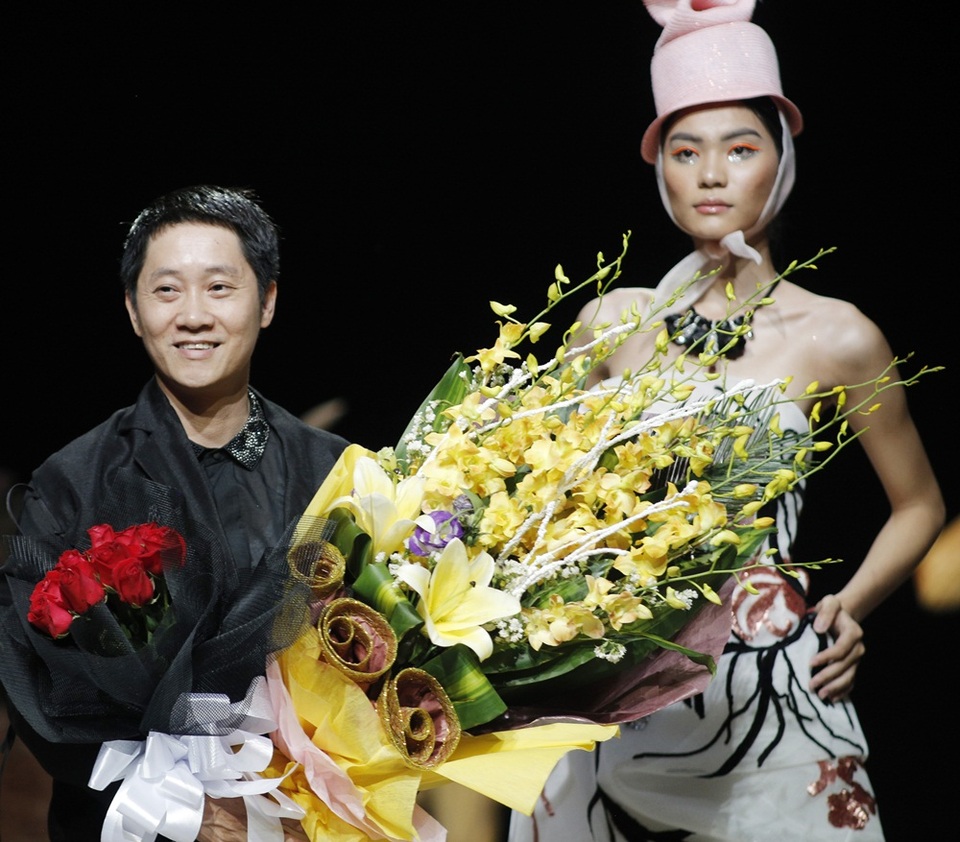 Dàn chân dài phiêu trong tiếng violin cùng những chú ngựa gỗ kiêu hãnh - 18 NTK Hùng Việt cùng Quán quân Vietnams Next Top Model Kim Dung.