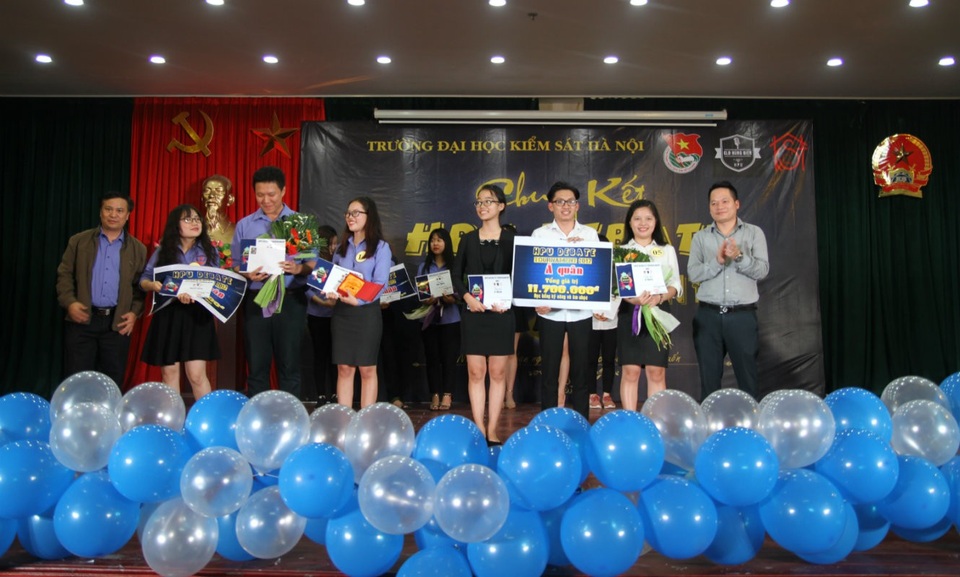 Vấn đề sử dụng mạng xã hội làm nóng cuộc thi tranh biện sinh viên - 2
Đội HNT (bên trái ảnh) của đơn vị chủ nhà ĐH Kiểm sát HN giành chiến thắng chung cuộc
