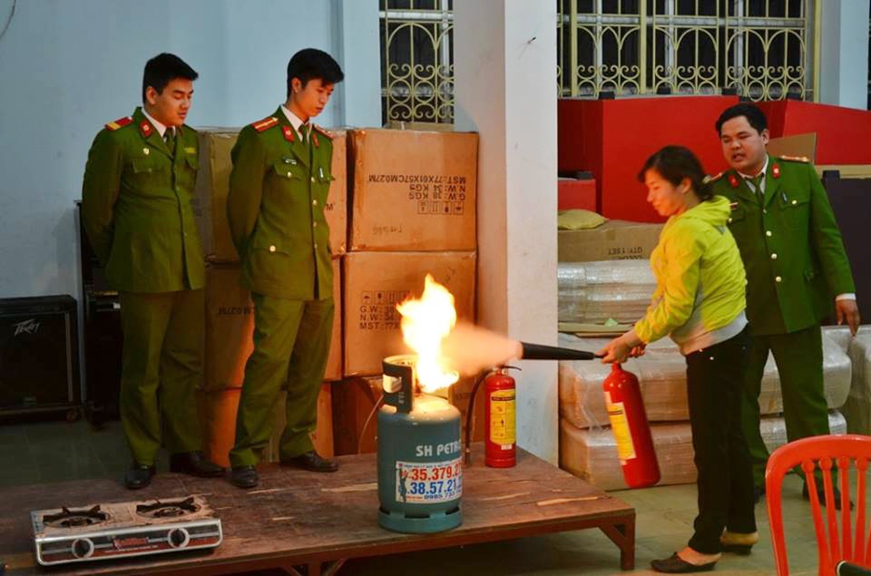 
Người dân phường Ô Chợ Dừa được hướng dẫn cách chữa cháy khi bình gas bị rò rỉ khí gas và bốc cháy.
