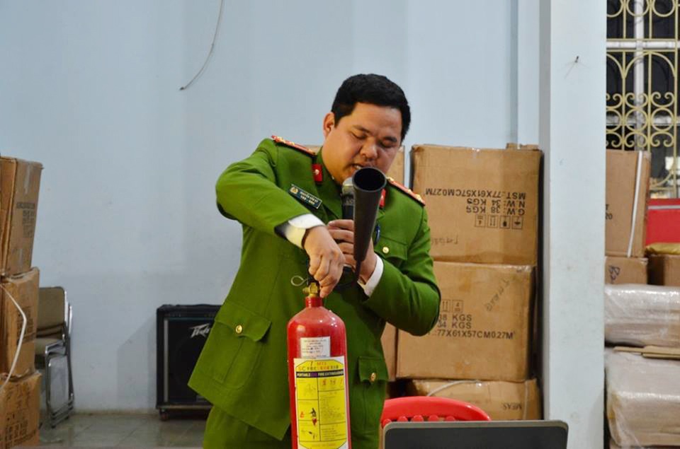 
Cán bộ PCCC đang hướng dẫn cho người dân phường Ô Chợ Dừa cách sử dụng bình cứu hỏa mini.
