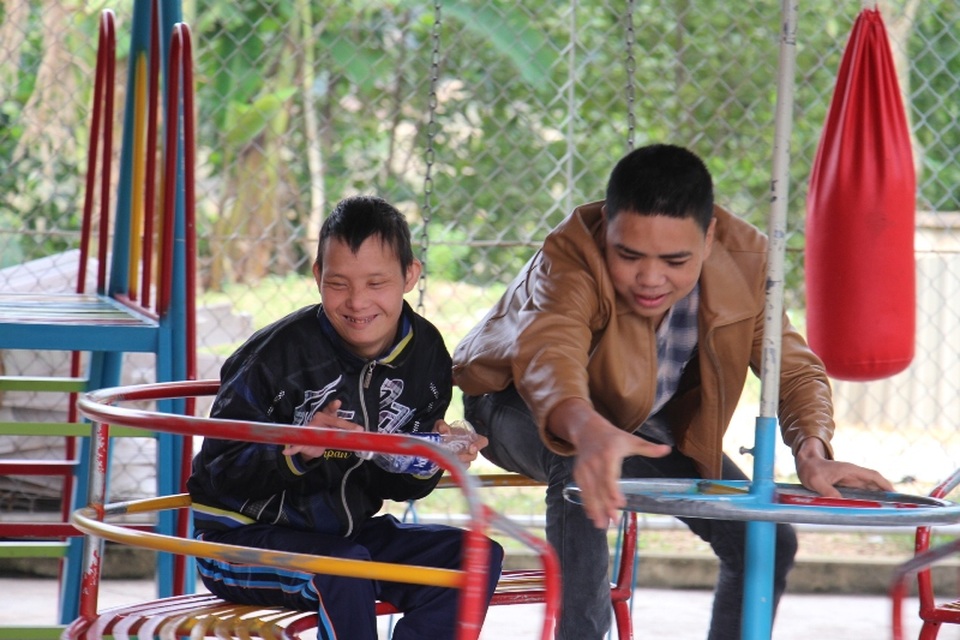 Mỗi em là một hoàn cảnh, số phận khác nhau. Nhưng khi về sống trong ngôi nhà “hạnh phúc” các em được các nữ tu chăm sóc, yêu thương như người thân của mình