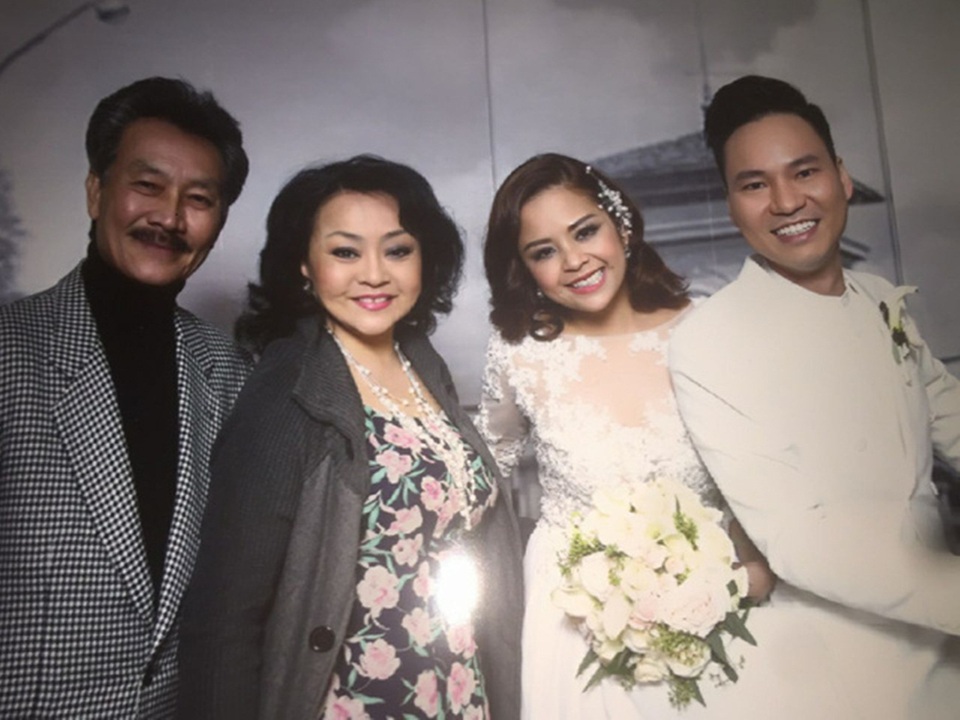 “Cô chú chưa từng dự một đám cưới nào mà MC đứng nói dung tục xong rồi tự cười hô hố trên sân khấu như vậy. Cô cũng thành thật xin lỗi những vị khách trưởng thượng vì Hương Lan đã có mặt, đã xấu hổ đứng lên ra về ngay lúc đó”, ca sĩ Hương Lan chia sẻ.