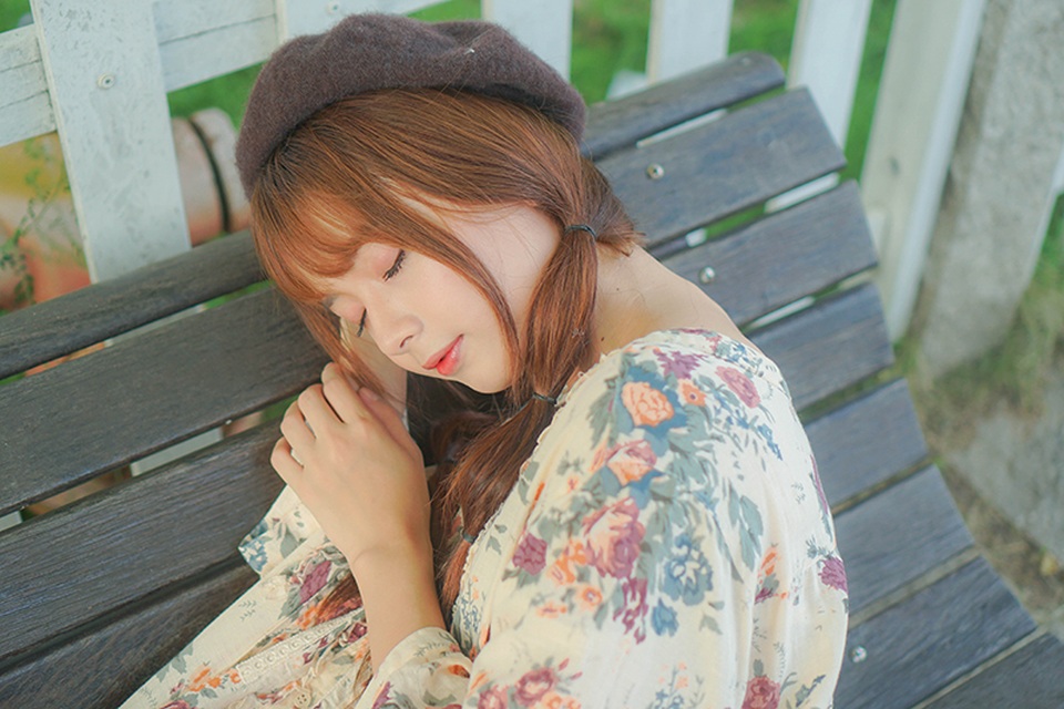 "Búp bê ảnh thẻ" mặt tròn, chẳng sexy mà có gần 400.000 fans - 1 Tháng 12/2013, Lê Lý Lan Hương bắt đầu “có tiếng” trên mạng xã hội nhờ bức ảnh thẻ xinh đẹp như búp bê. Cũng từ đó, biệt danh “búp bê ảnh thẻ” theo cô cho tới tận bây giờ.