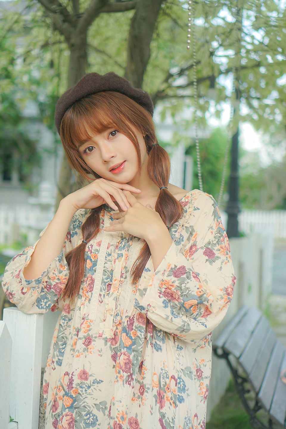 "Búp bê ảnh thẻ" mặt tròn, chẳng sexy mà có gần 400.000 fans - 2 "Búp bê ảnh thẻ" mặt tròn, chẳng sexy mà có gần 400.000 fans - 2