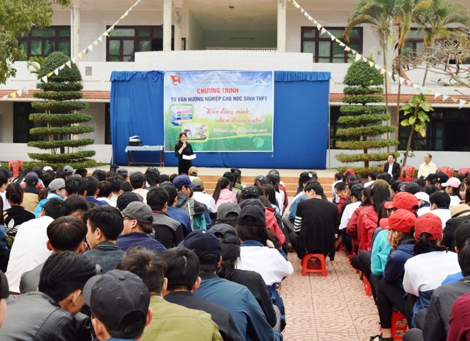 Muốn tránh thất nghiệp: Hãy hiểu đúng mình, chọn đúng nghề - 1 Chuyên gia Nguyễn Lâm Thúy tư vấn hướng nghiệp cho các em học sinh THPT
