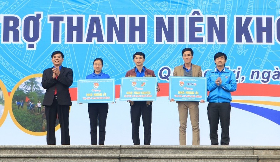 Nhiều hoạt động ý nghĩa của tuổi trẻ Quảng Trị hưởng ứng tháng thanh niên 2017 - 2 Trao nhà nhân ái cho những đối tượng chính sách ở các địa phương