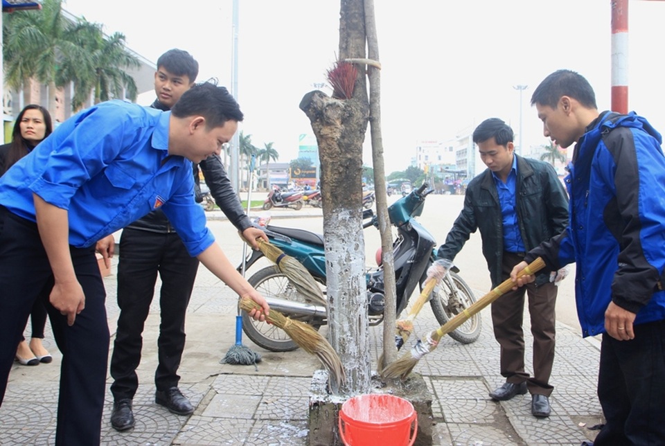 Nhiều hoạt động ý nghĩa của tuổi trẻ Quảng Trị hưởng ứng tháng thanh niên 2017 - 3 Lực lượng Đoàn viên ra quân vệ sinh, làm sạch đường phố