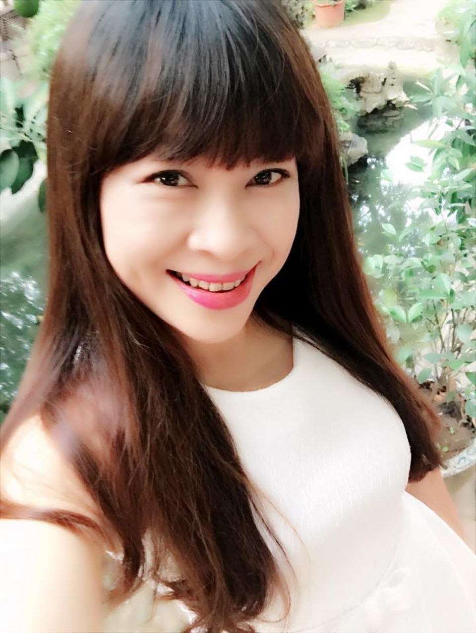 Bà mẹ U50 trẻ trung "đọ sắc" cùng con gái xinh đẹp - 3 Chị Hương có hai cô con gái 9x là Hoàng Phương Yến Ngọc và Hoàng Phương Yến Chi. Bởi vì chị có vẻ ngoài quá trẻ so với tuổi nên 3 mẹ con thường bị nhầm là chị em khi cùng nhau đi dạo.