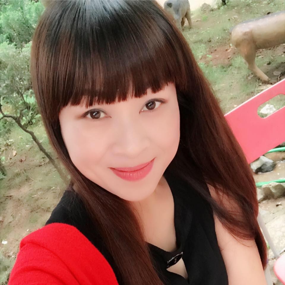 Bà mẹ U50 trẻ trung "đọ sắc" cùng con gái xinh đẹp - 2 Vốn mang trong mình dòng máu nghệ thuật nên chị Hương luôn giữ cho mình sự lạc quan, yêu đời. Đó là bí quyết khiến cho chị trẻ lâu như mới ngoài 30.