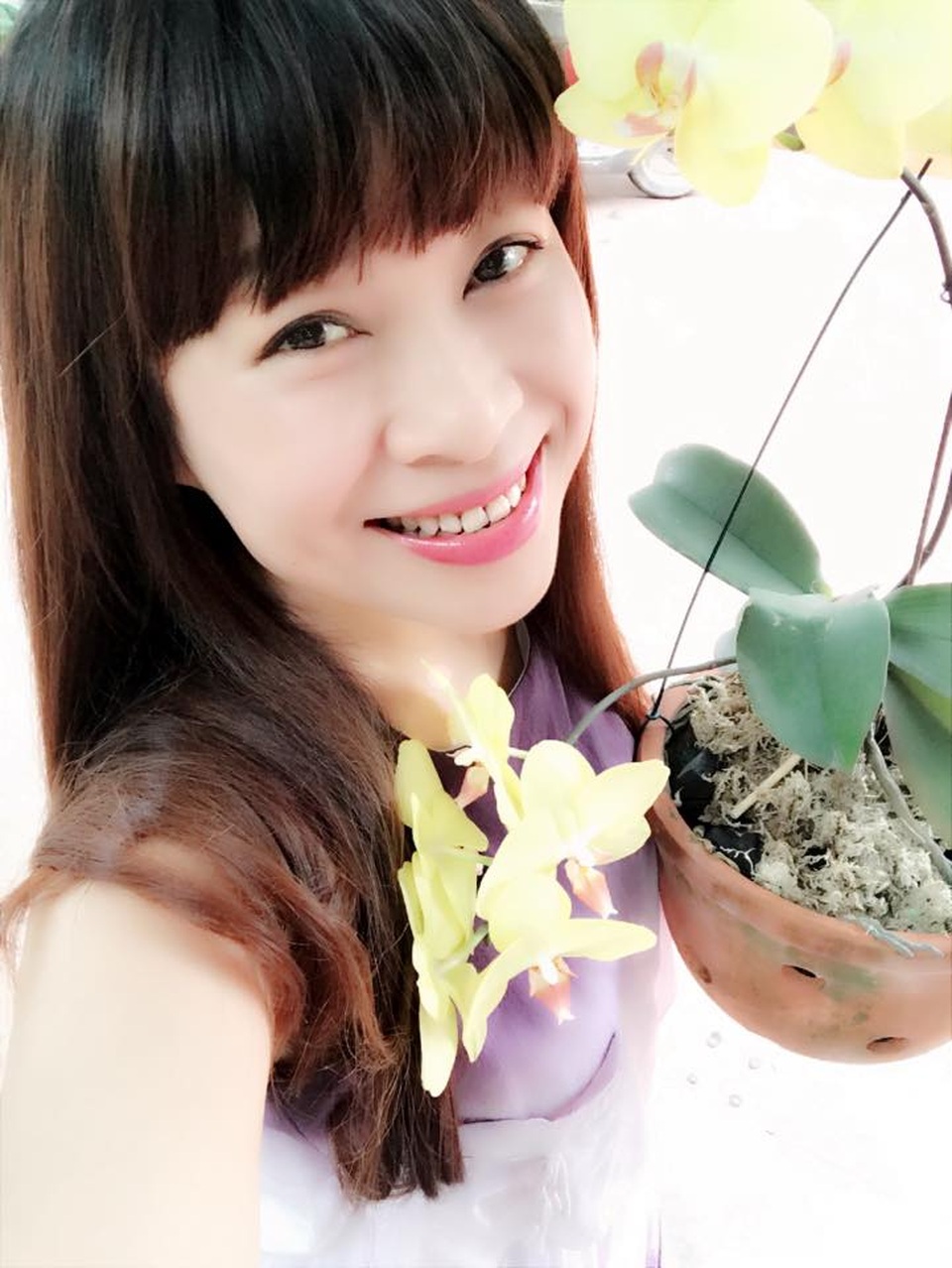 Bà mẹ U50 trẻ trung "đọ sắc" cùng con gái xinh đẹp - 1 Chị Nguyễn Thu Hương (sinh năm 1971) trước đây là ca sĩ đoàn Nghệ thuật tỉnh Lào Cai. Hiện nay, chị Hương là doanh nhân, sống tại Hà Nam.