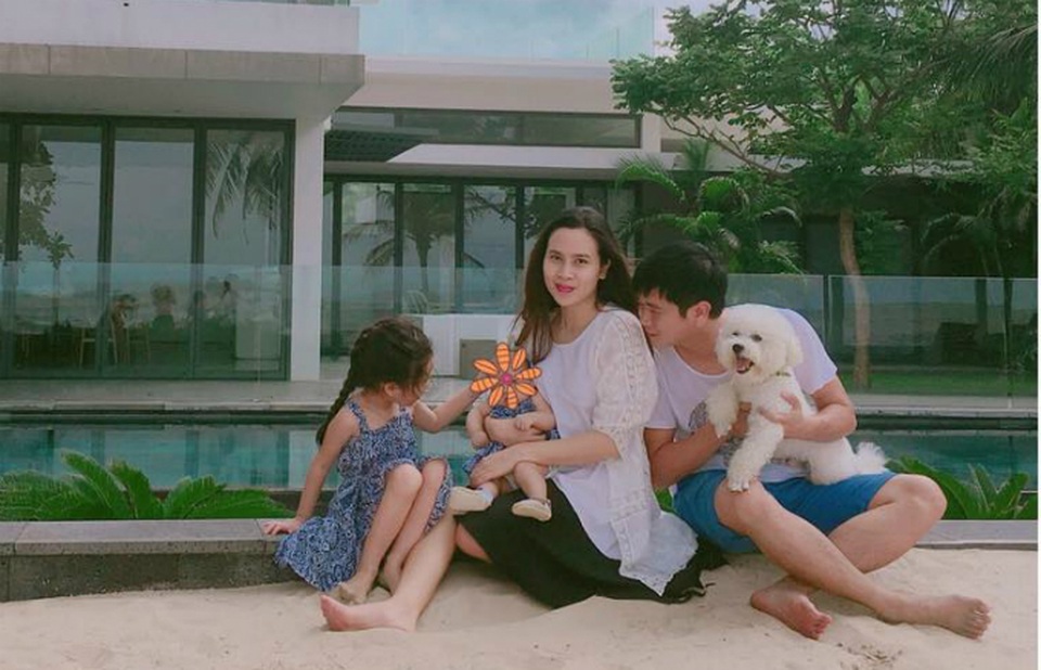 Thủy Tiên mong ước tuổi già giản dị bên Công Vinh, Trấn Thành thương vợ vì scandal - 10 Lưu Hương Giang hạnh phúc bên ông xã và hai cô con gái. Cô khuyên mọi người hạn chế sử dụng điện thoại khi ở nhà vì sẽ ảnh hưởng đến các con, nữ ca sĩ chia sẻ: Hãy dành thời gian vui chơi cùng con, nghe con kể những câu chuyện ở trường, lớp. Cuối tuần cùng con ra ngoài thường xuyên hơn.