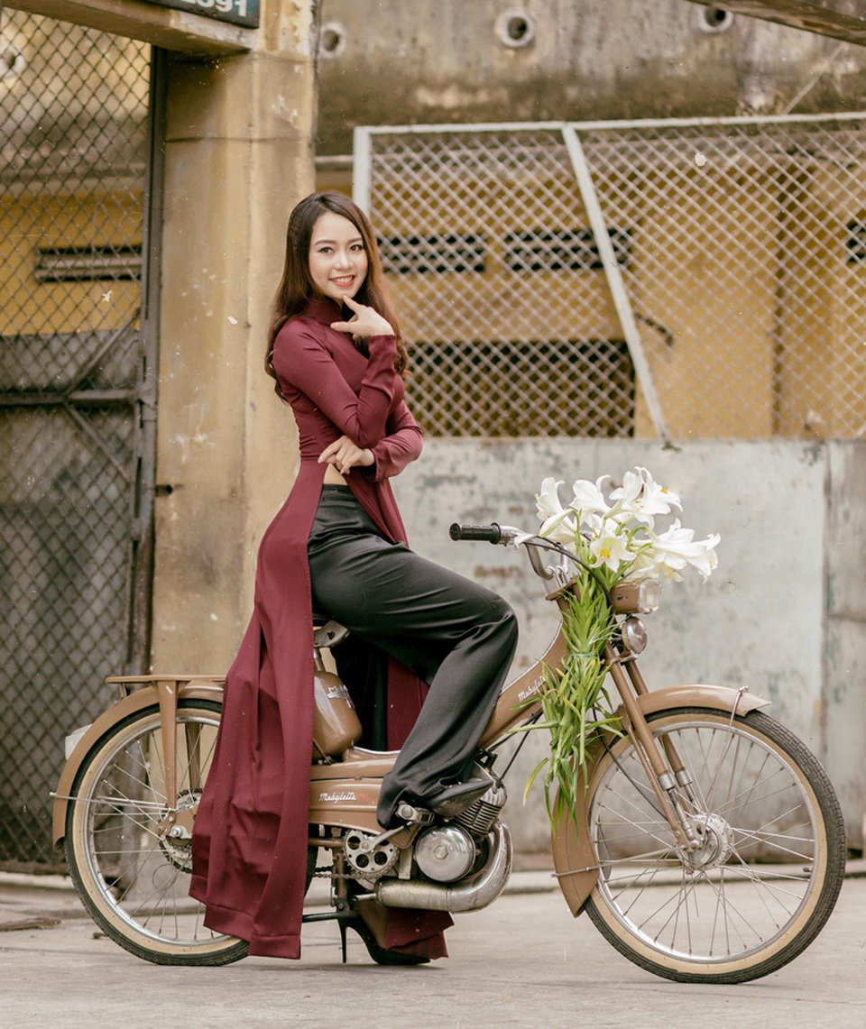 Á khôi Đại học Nội vụ yêu kiều bên sắc hoa loa kèn - 6 Á khôi Đại học Nội vụ yêu kiều bên sắc hoa loa kèn - 6