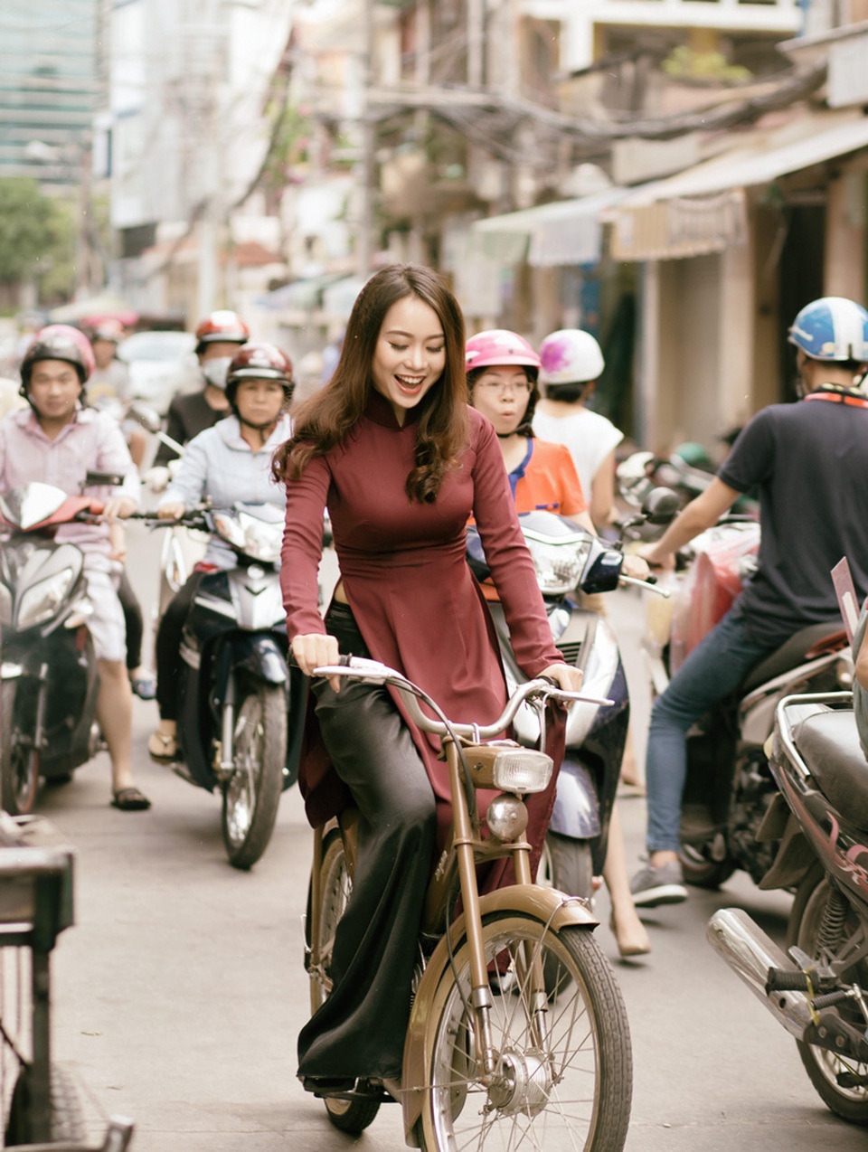 Á khôi Đại học Nội vụ yêu kiều bên sắc hoa loa kèn - 3 Á khôi Đại học Nội vụ yêu kiều bên sắc hoa loa kèn - 3