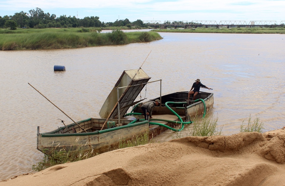 Sông Ba đang hình thành nhiều “dòng chảy chết”! - 4 Giấy phép chỉ cho phép khai thác các mỏ cát lộ thiên, nhưng nhiều doanh nghiệp đã thuê phương tiện hút cát sâu dưới lòng sông
