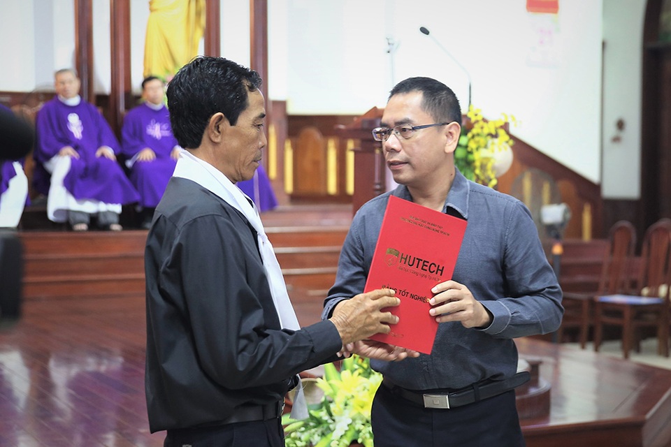 Trao bằng tốt nghiệp đến gia đình sinh viên tử nạn do bê tông rơi trúng - 3 Hiệu trưởng trường ĐH Hutech trao bằng tốt nghiệp cho cha của sinh viên Nguyễn Thanh Long
