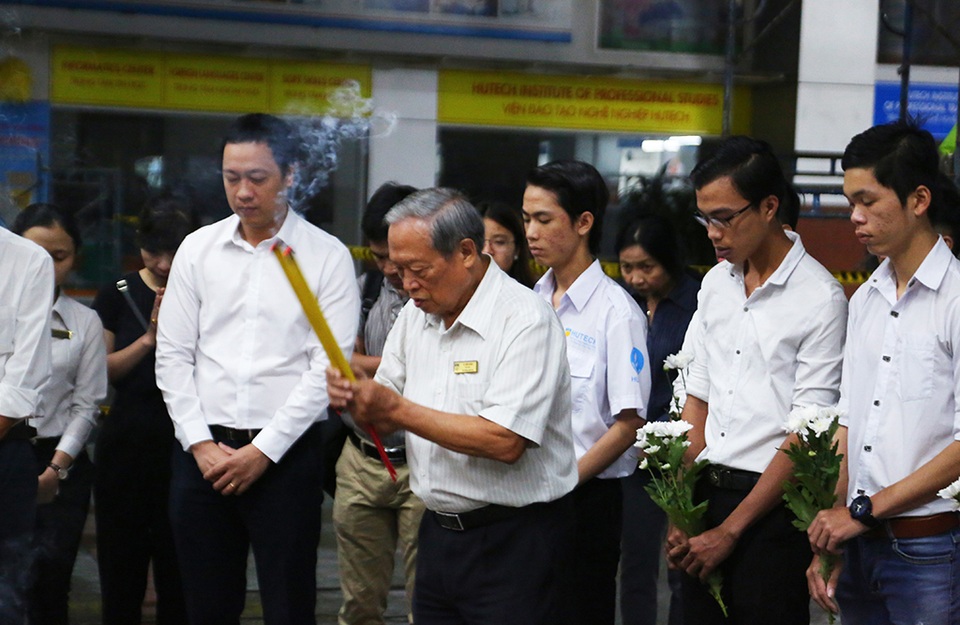 Trao bằng tốt nghiệp đến gia đình sinh viên tử nạn do bê tông rơi trúng - 2 Đại diện Hội đồng quản trị trường ĐH Công nghệ TP.HCM (Hutech) cùng Ban giám hiệu, đông đảo sinh viên đến viếng