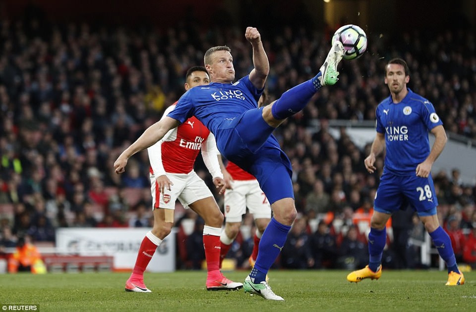 Huth đá phản lưới nhà, Arsenal may mắn vượt qua Leicester - 2
Trung vệ Huth của Leicester phá bóng hóa giải đợt tấn công của Arsenal
