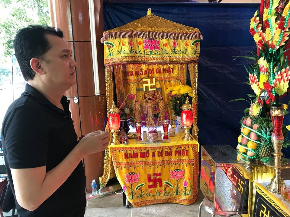 Đồng nghiệp tiếc thương khi NSƯT Ngọc Hương đột ngột ra đi - 8
Nghệ sĩ Hữu Châu đến viếng nghệ sĩ Ngọc Hương và chia buồn cùng gia đình (Ảnh: Thanh Hiệp)
